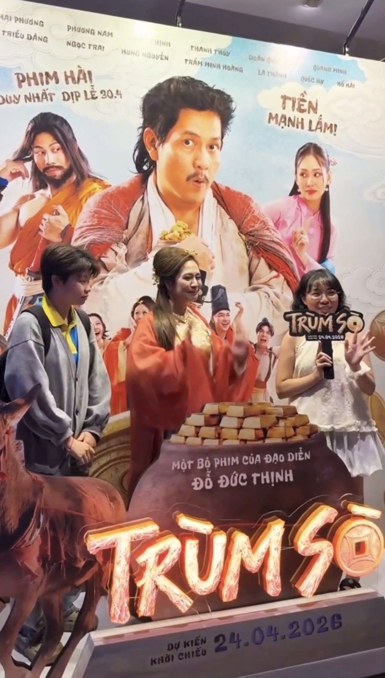 Thanh Thúy mang nguyên tạo hình cổ trang đi cinetour, trực tiếp livestream để 'đối thoại' cùng khán giả