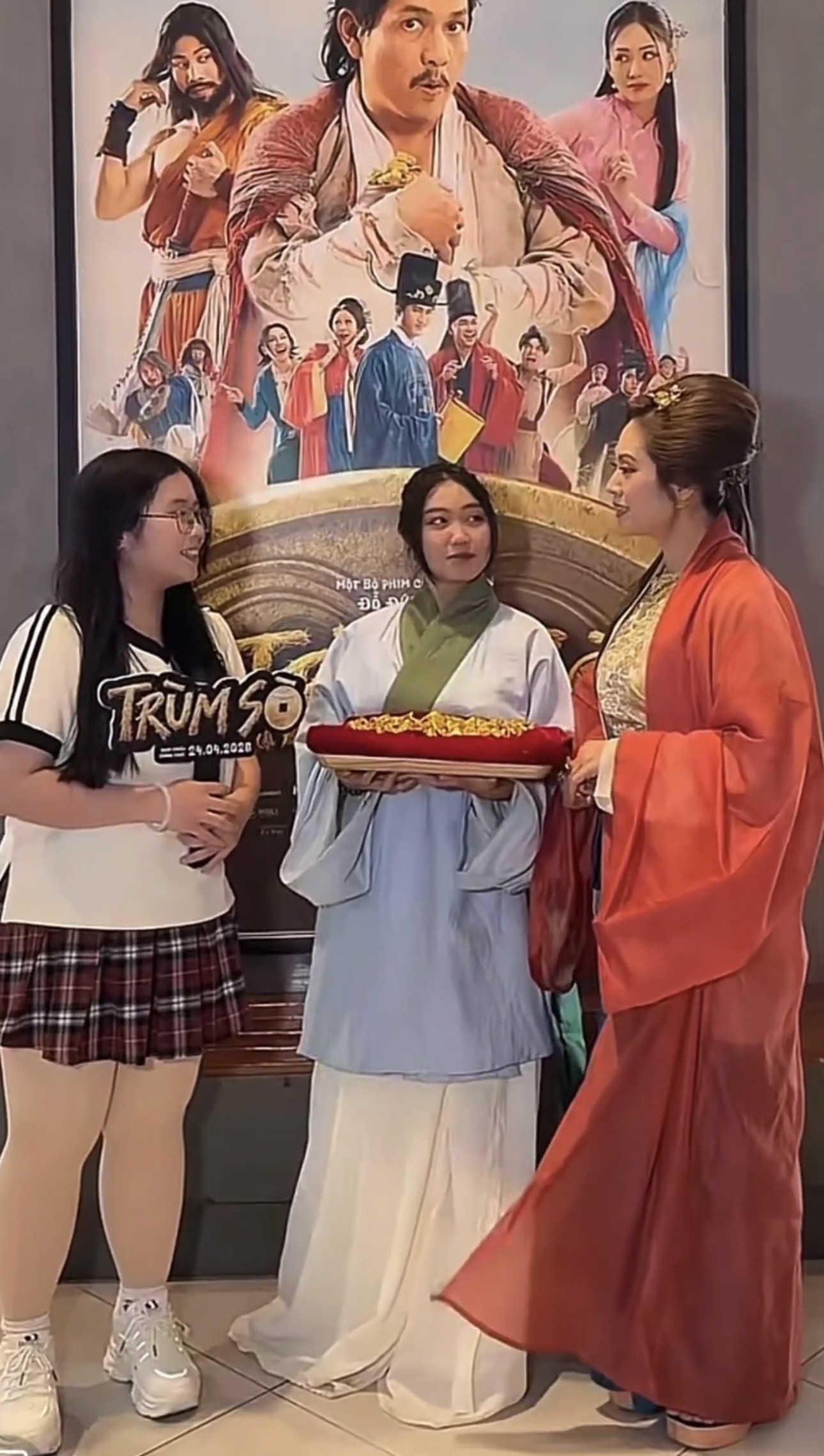 Thanh Thúy mang nguyên tạo hình cổ trang đi cinetour, trực tiếp livestream để 'đối thoại' cùng khán giả
