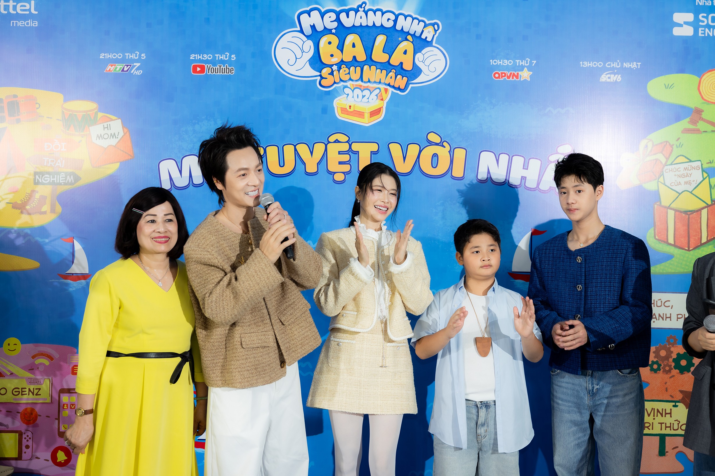 Vợ chồng Đăng Khôi - Thủy Anh liên tục thể hiện yêu thương dù đang tham gia sự kiện