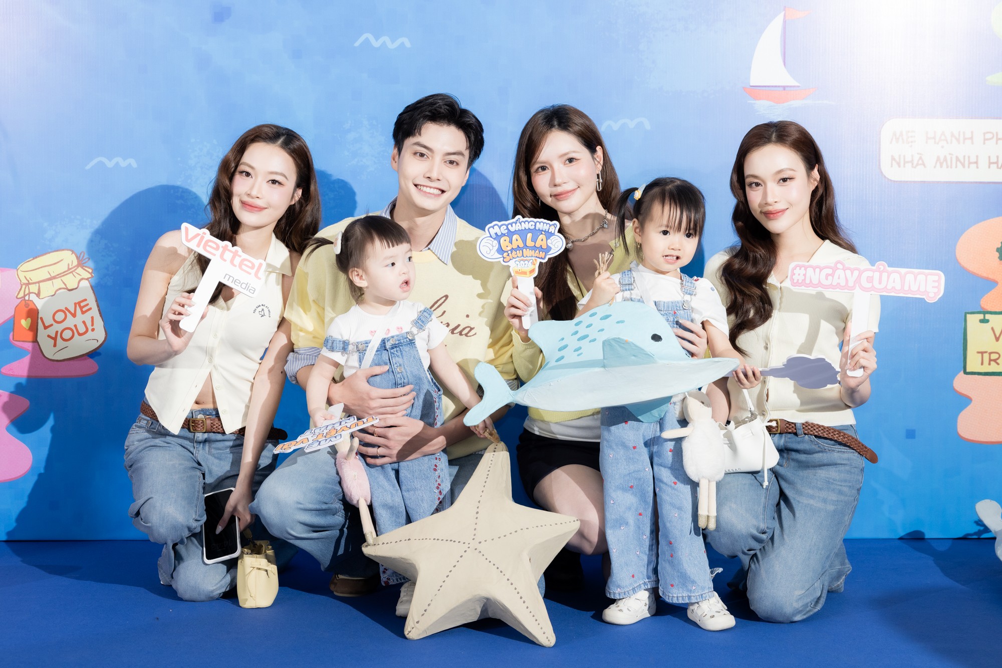Vợ chồng Đăng Khôi - Thủy Anh liên tục thể hiện yêu thương dù đang tham gia sự kiện