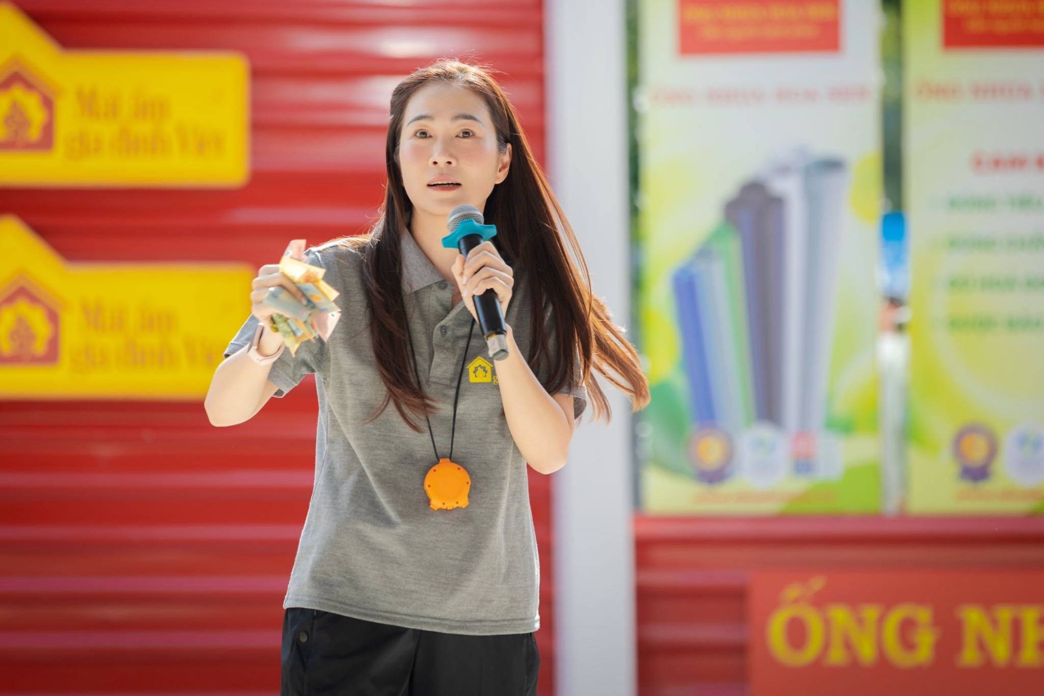 MC Thanh Thảo lấy 'Mái ấm gia đình Việt' để dạy con về lòng trắc ẩn