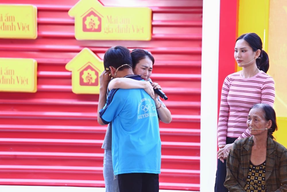 MC Thanh Thảo lấy 'Mái ấm gia đình Việt' để dạy con về lòng trắc ẩn