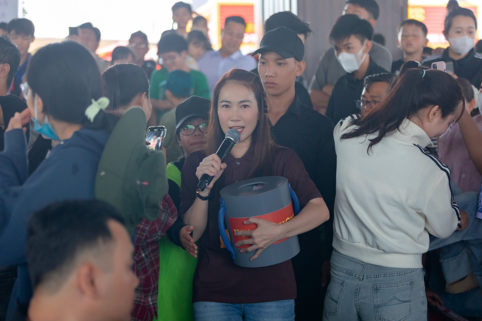 MC Thanh Thảo lấy 'Mái ấm gia đình Việt' để dạy con về lòng trắc ẩn