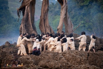 Hiệu quả hóa trang của 'Phí Phông: Quỷ máu rừng thiêng' khiến Kiều Minh Tuấn choáng váng ngay trên phim trường