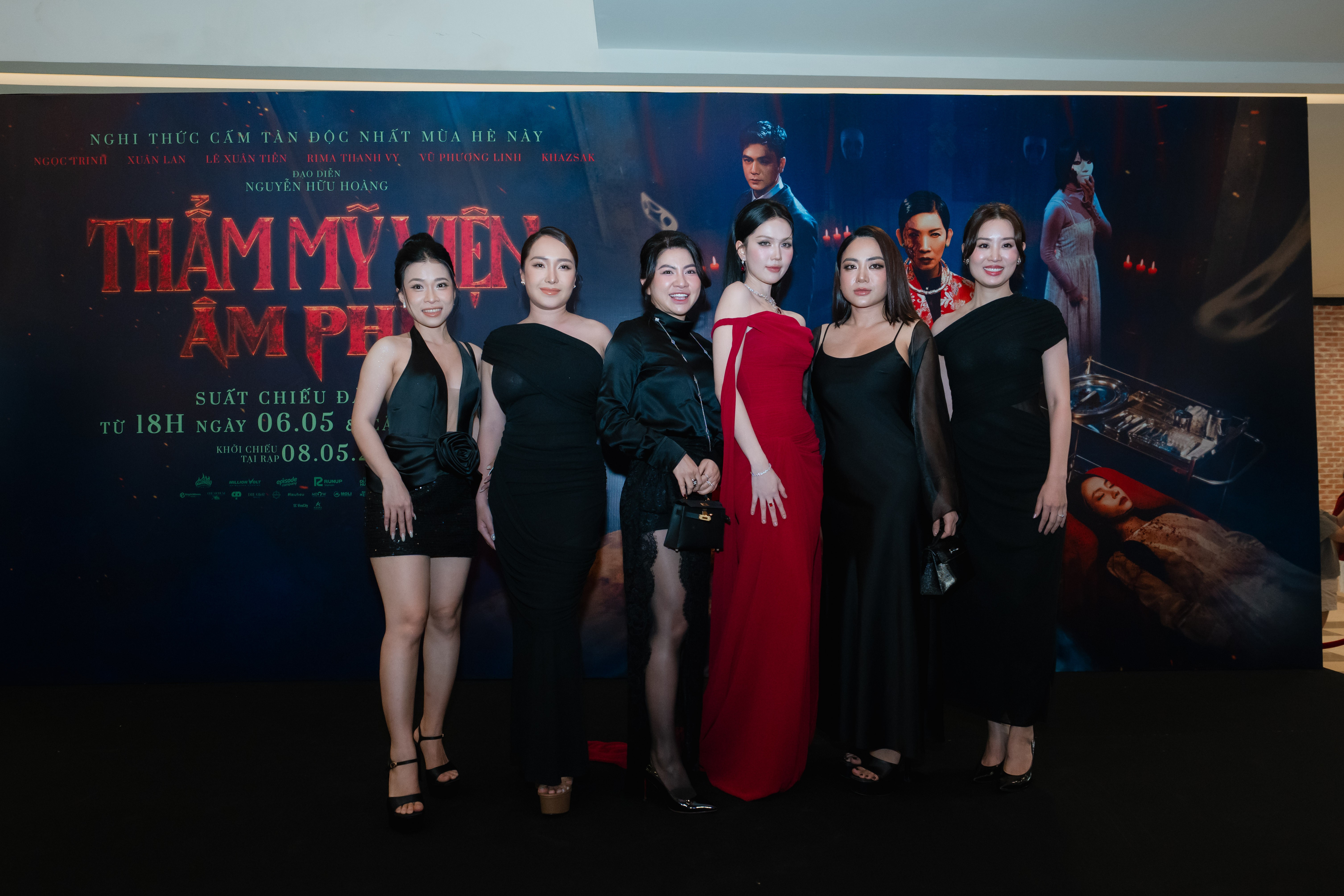 Đông đảo showbiz Việt chúc mừng phim 'Thẩm mỹ viện âm phủ' của Xuân Lan, Ngọc Trinh