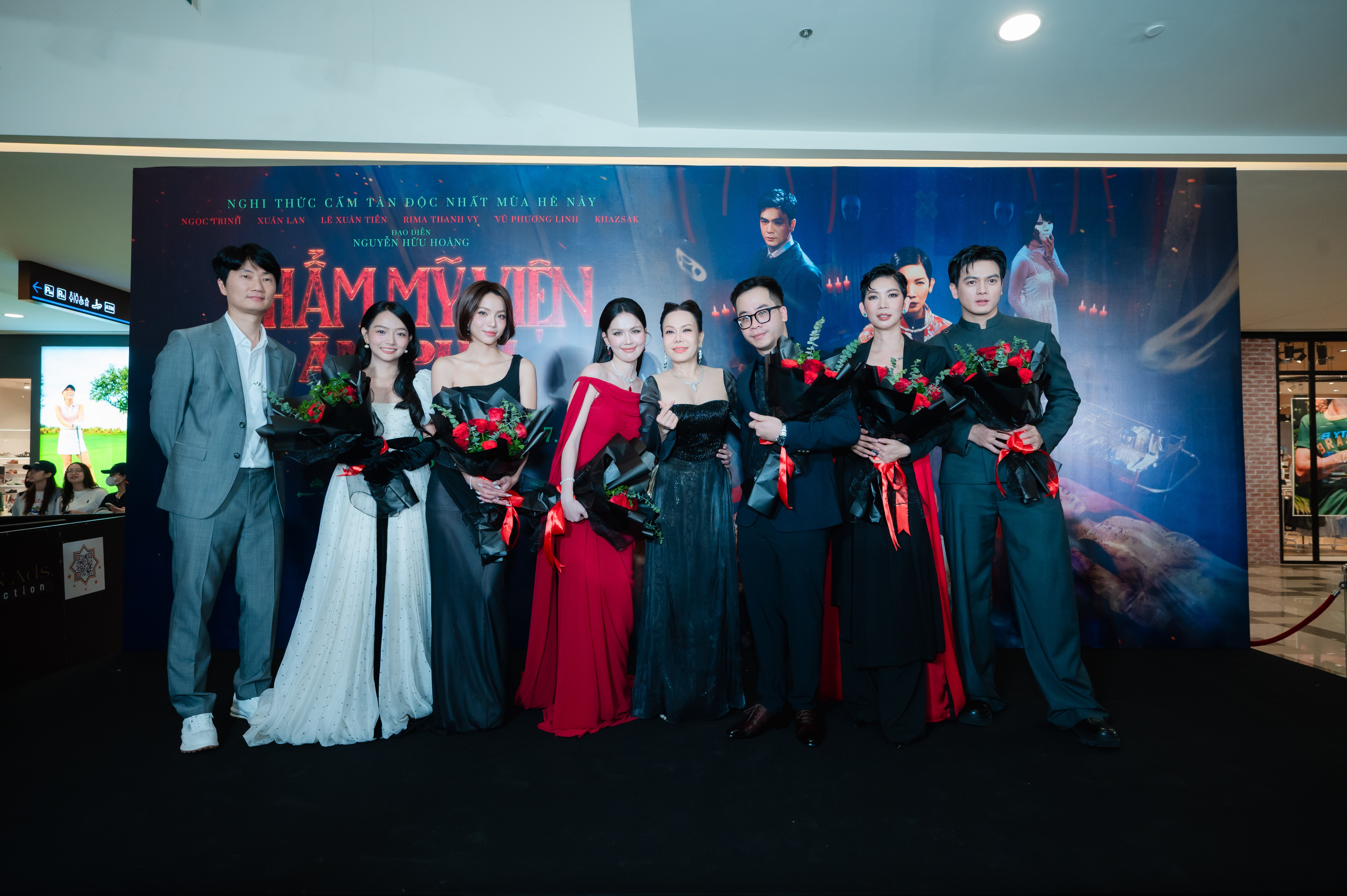 Đông đảo showbiz Việt chúc mừng phim 'Thẩm mỹ viện âm phủ' của Xuân Lan, Ngọc Trinh