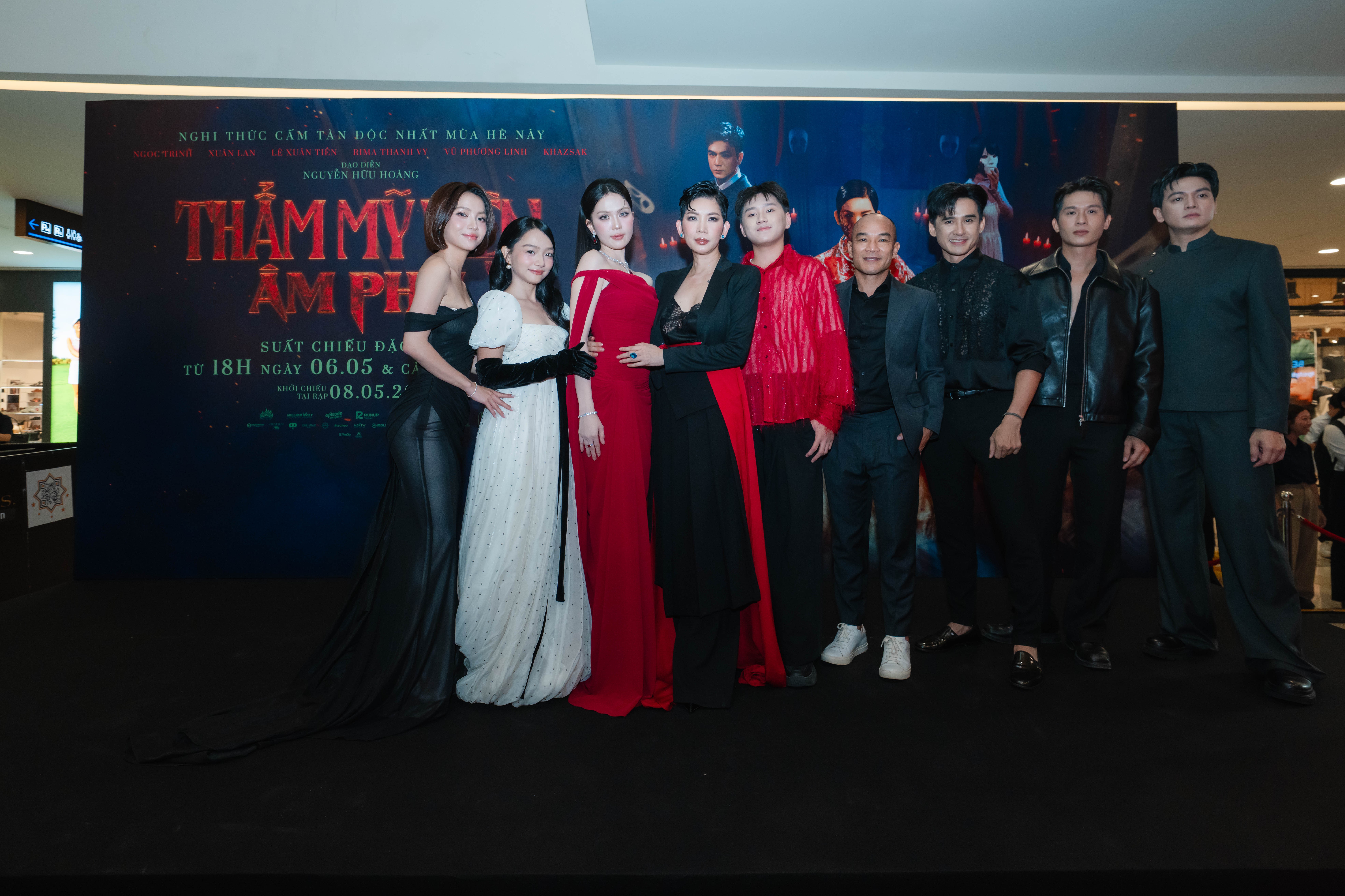 Đông đảo showbiz Việt chúc mừng phim 'Thẩm mỹ viện âm phủ' của Xuân Lan, Ngọc Trinh