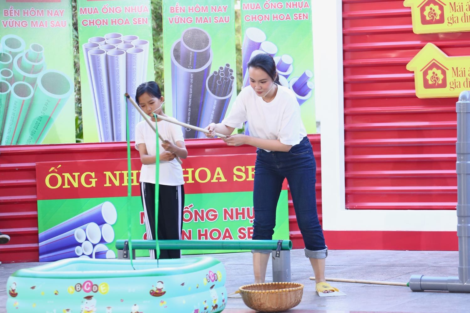 'Mái ấm gia đình Việt': Á hậu Thủy Tiên xót xa trước cô bé 10 tuổi quá hiểu chuyện, ca sĩ Khải Đăng tặng giường cho 3 chị em phải ngủ dưới nền đất