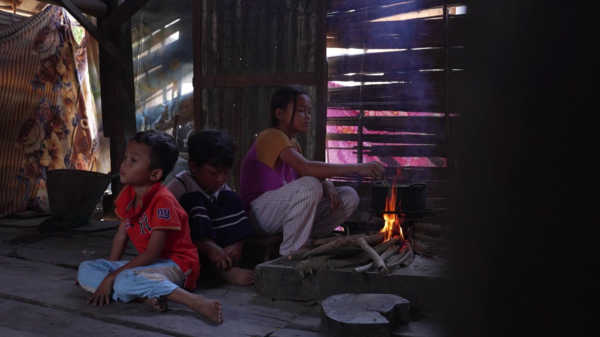 'Mái ấm gia đình Việt': Á hậu Thủy Tiên xót xa trước cô bé 10 tuổi quá hiểu chuyện, ca sĩ Khải Đăng tặng giường cho 3 chị em phải ngủ dưới nền đất