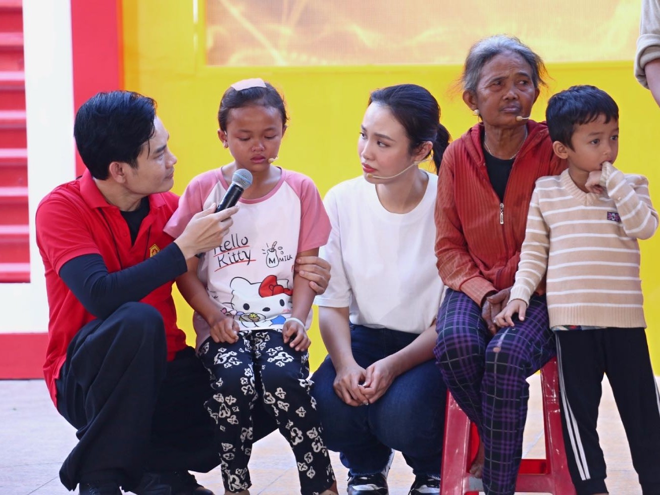'Mái ấm gia đình Việt': Á hậu Thủy Tiên xót xa trước cô bé 10 tuổi quá hiểu chuyện, ca sĩ Khải Đăng tặng giường cho 3 chị em phải ngủ dưới nền đất