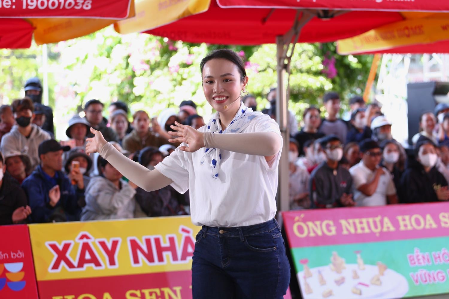 'Mái ấm gia đình Việt': Á hậu Thủy Tiên xót xa trước cô bé 10 tuổi quá hiểu chuyện, ca sĩ Khải Đăng tặng giường cho 3 chị em phải ngủ dưới nền đất
