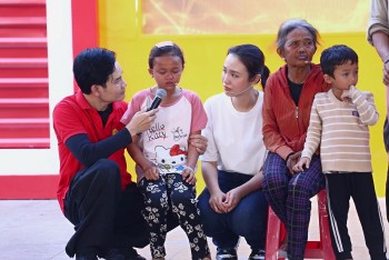 'Mái ấm gia đình Việt': Á hậu Thủy Tiên xót xa trước cô bé 10 tuổi quá hiểu chuyện, ca sĩ Khải Đăng tặng giường cho 3 chị em phải ngủ dưới nền đất