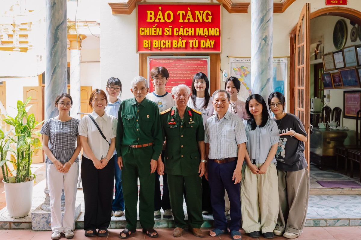 Trưng bày 'Chuyện thời bình' mở ra không gian kết nối ký ức với thế hệ trẻ