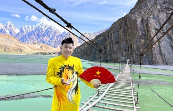 Ca sĩ – Blogger Đoan Trường lãng du giữa mùa xuân cổ tích ở Pakistan