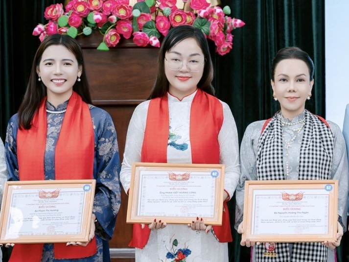 Hoa hậu Hoàng Thanh Nga nhận bằng khen từ Ủy ban MTTQ Việt Nam phường Hòa Hưng