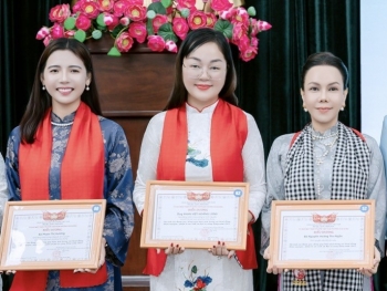 Hoa hậu Hoàng Thanh Nga nhận bằng khen từ Ủy ban MTTQ Việt Nam phường Hòa Hưng