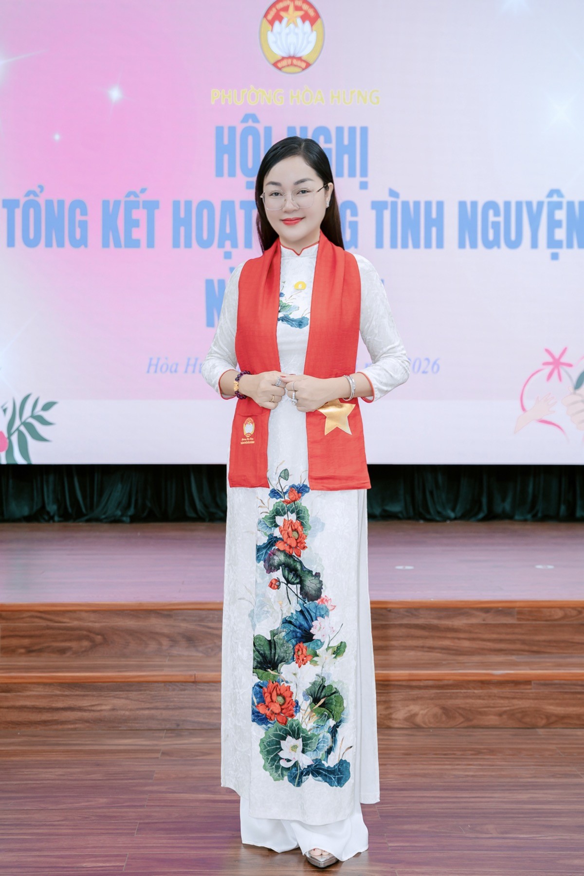 Hoa hậu Hoàng Thanh Nga nhận bằng khen từ Ủy ban MTTQ Việt Nam phường Hòa Hưng