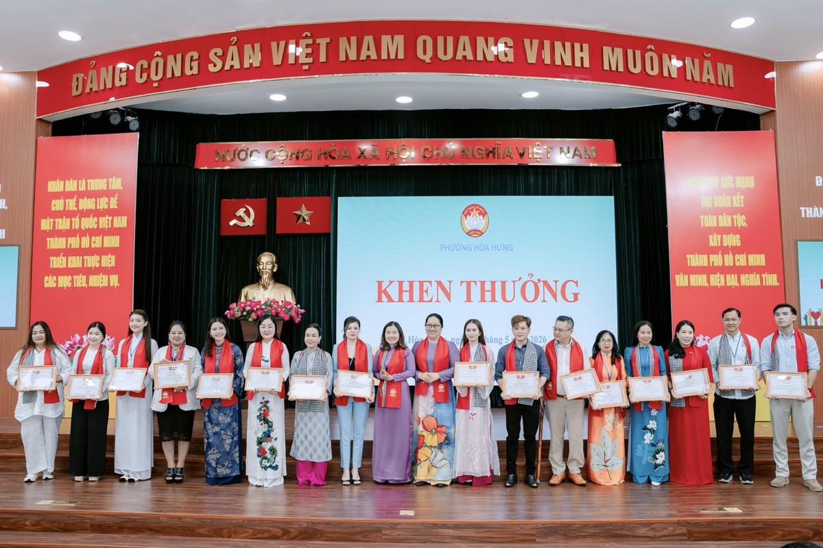 Hoa hậu Hoàng Thanh Nga nhận bằng khen từ Ủy ban MTTQ Việt Nam phường Hòa Hưng