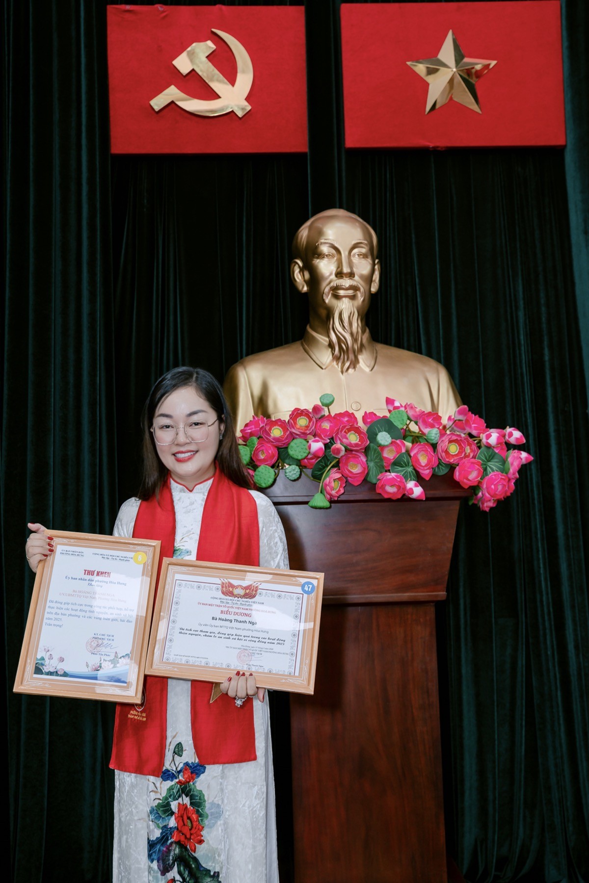 Hoa hậu Hoàng Thanh Nga nhận bằng khen từ Ủy ban MTTQ Việt Nam phường Hòa Hưng