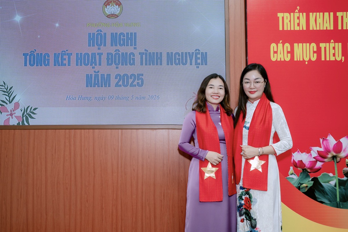 Hoa hậu Hoàng Thanh Nga nhận bằng khen từ Ủy ban MTTQ Việt Nam phường Hòa Hưng