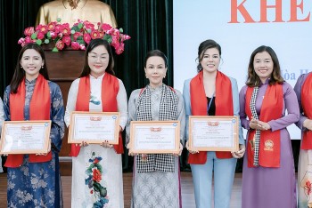 Hoa hậu Hoàng Thanh Nga nhận bằng khen từ Ủy ban MTTQ Việt Nam phường Hòa Hưng