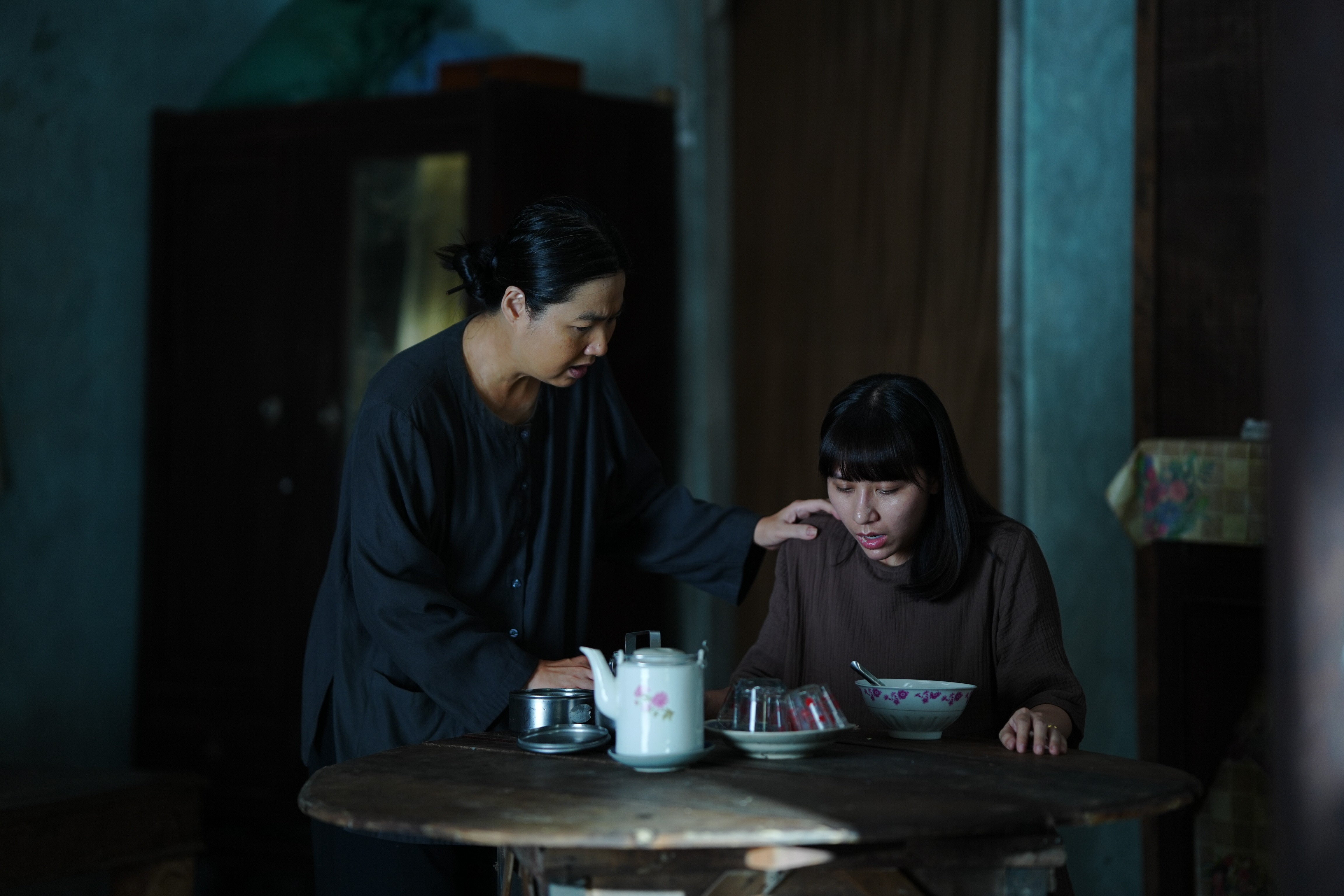 Trailer 'Ma Xó' gây sốc với những thủ ấn bí truyền và cảnh đào huyệt