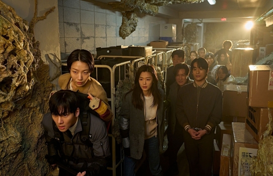 'Colony': Bom tấn sinh tồn gây sốt toàn cầu của Yeon Sang Ho chưa ra mắt đã bán trước bản quyền tới hơn 100 quốc gia