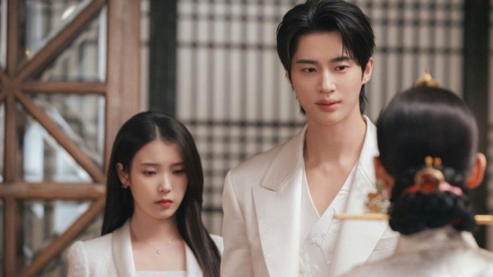 Bom tấn truyền hình của IU và Byun Woo Seok lại bị chế giễu
