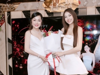 Hoa hậu Hoàng Thanh Nga hạnh phúc đón sinh nhật thân mật bên bạn bè