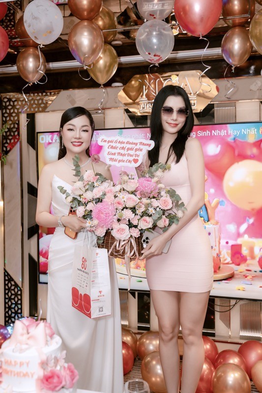 Hoa hậu Hoàng Thanh Nga hạnh phúc đón sinh nhật thân mật bên bạn bè