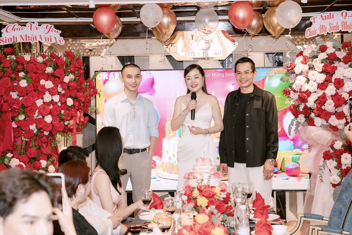 Hoa hậu Hoàng Thanh Nga hạnh phúc đón sinh nhật thân mật bên bạn bè