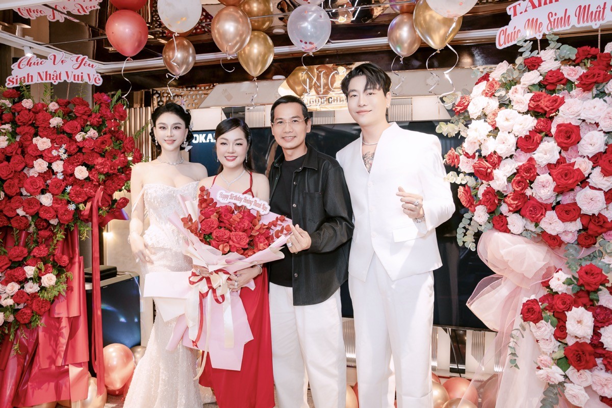 Hoa hậu Hoàng Thanh Nga hạnh phúc đón sinh nhật thân mật bên bạn bè