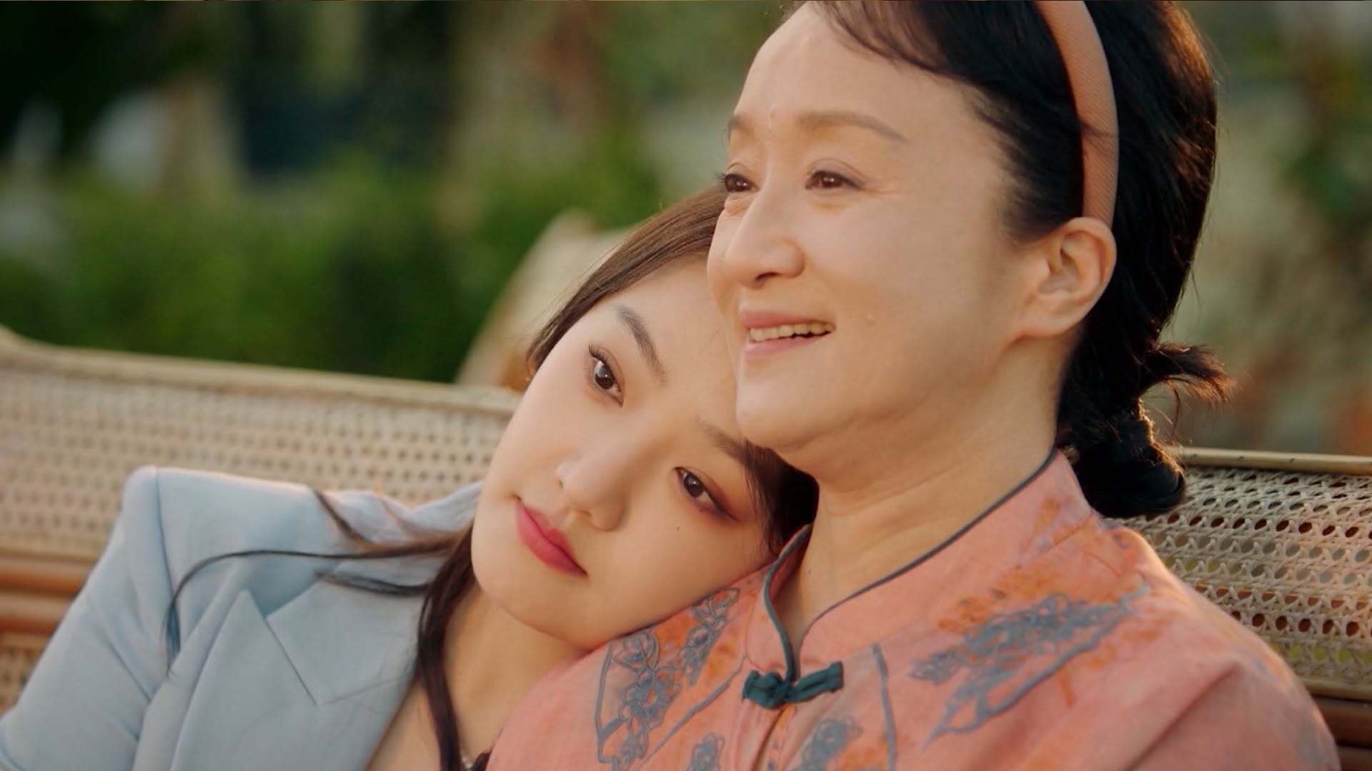 'Thanh xuân rực rỡ': Ỷ Mộng chết lặng khi biết mình không phải cháu ruột của bà Tú Anh