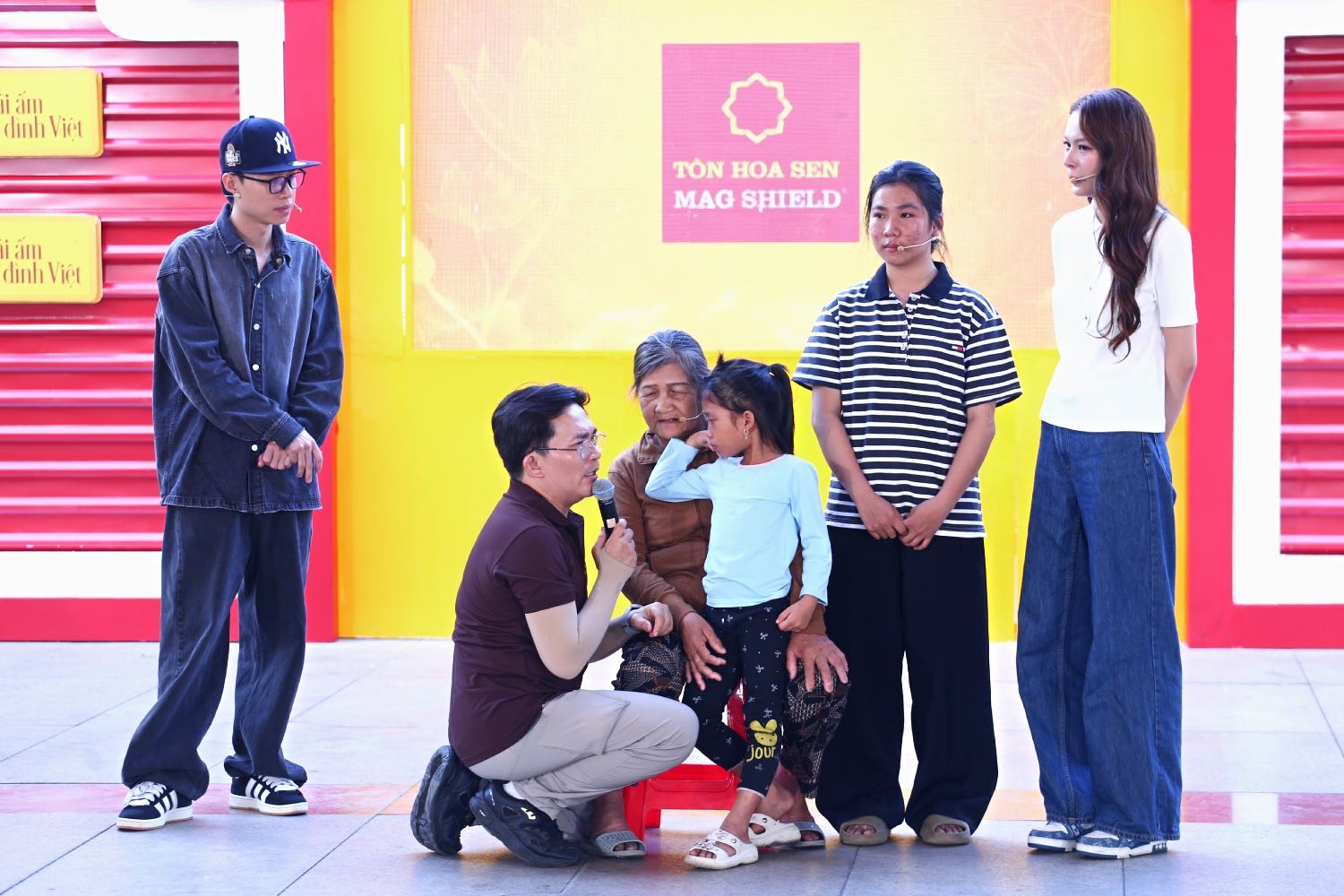 'Mái ấm gia đình Việt': MC Đại Nghĩa, ca sĩ Phí Phương Anh bật khóc khi 2 bé gái nói nhớ mẹ dù không còn ký ức gì về mẹ