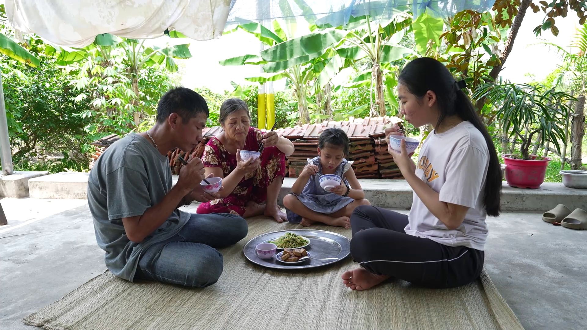 'Mái ấm gia đình Việt': MC Đại Nghĩa, ca sĩ Phí Phương Anh bật khóc khi 2 bé gái nói nhớ mẹ dù không còn ký ức gì về mẹ