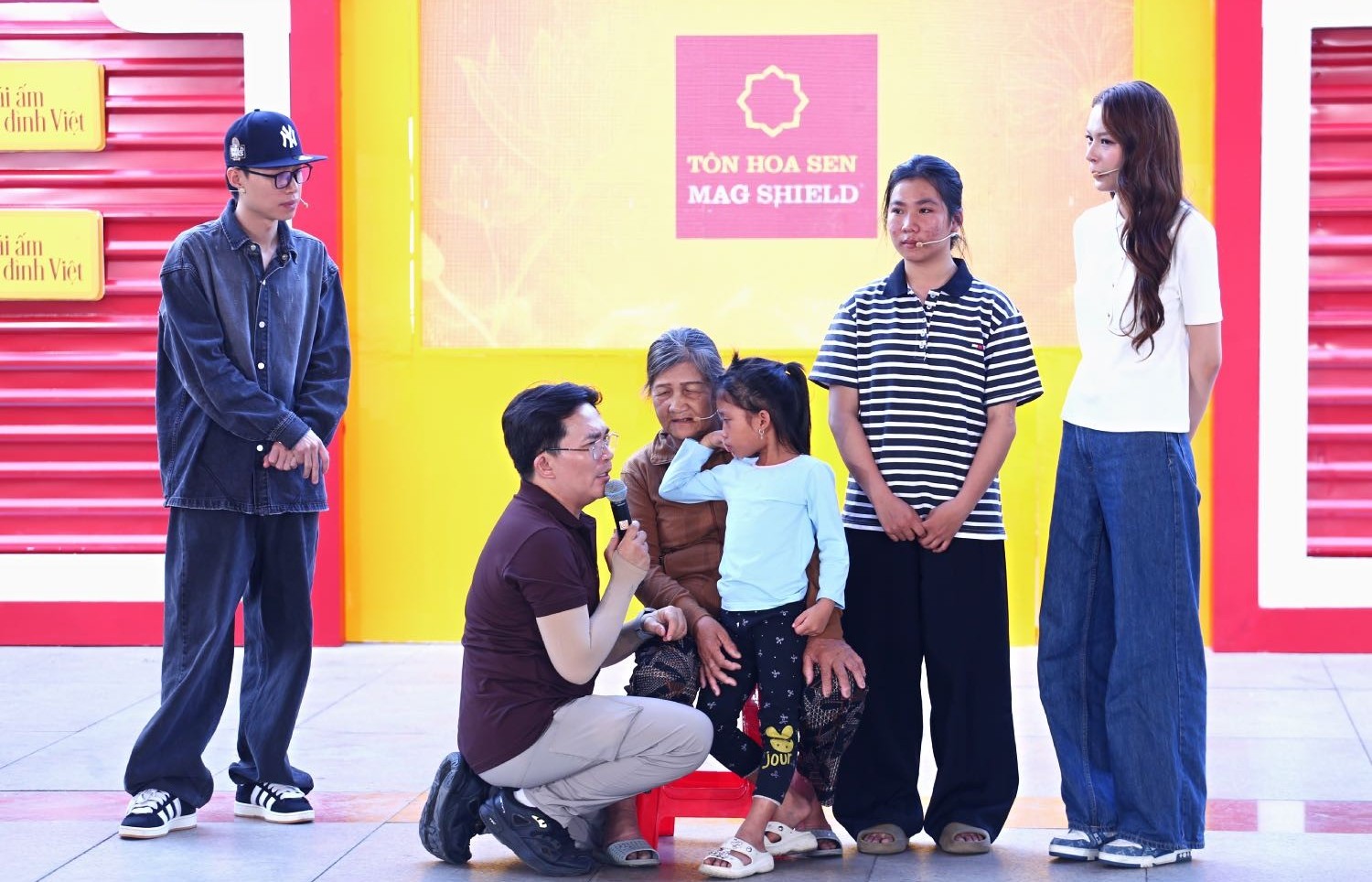 'Mái ấm gia đình Việt': MC Đại Nghĩa, ca sĩ Phí Phương Anh bật khóc khi 2 bé gái nói nhớ mẹ dù không còn ký ức gì về mẹ