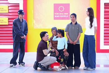 'Mái ấm gia đình Việt': MC Đại Nghĩa, ca sĩ Phí Phương Anh bật khóc khi 2 bé gái nói nhớ mẹ dù không còn ký ức gì về mẹ
