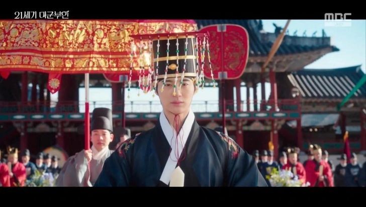 'Perfect Crown' bị chỉ trích vì xuyên tạc lịch sử
