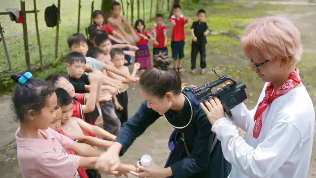 ‘Lời hứa đầu tiên’: Tình tiết ‘bôi kem chống nắng trước khi ăn’ khiến khán giả bật cười