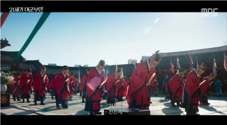 Netizen kêu gọi tẩy chay 'Perfect Crown' hậu tranh cãi