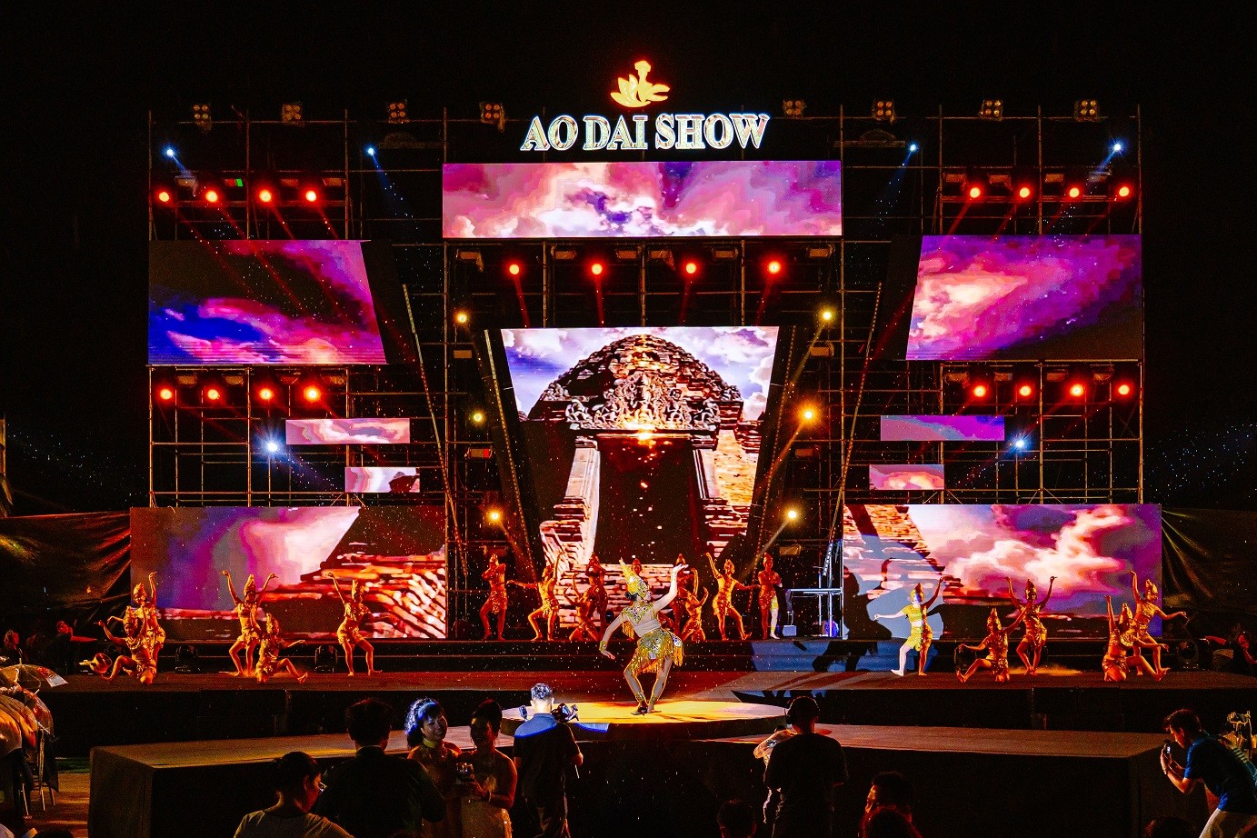Dàn Hoa - Á hậu tôn vinh tà áo dài Việt nhân kỷ niệm 10 năm 'Áo dài show'