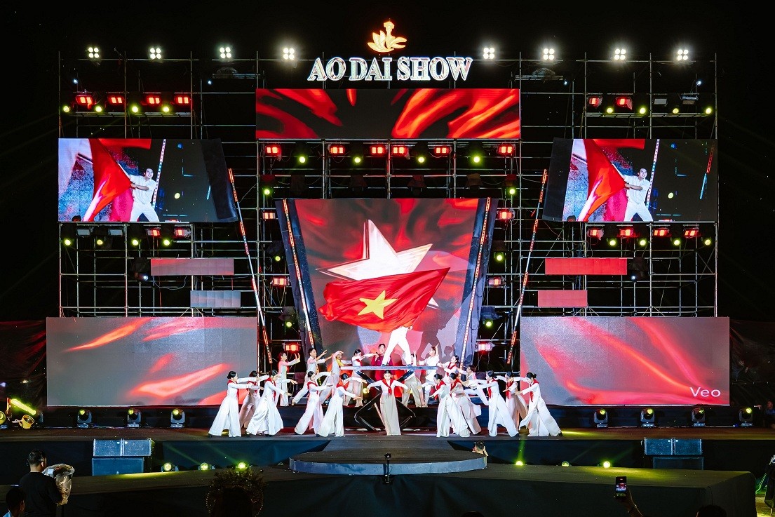 Dàn Hoa - Á hậu tôn vinh tà áo dài Việt nhân kỷ niệm 10 năm 'Áo dài show'
