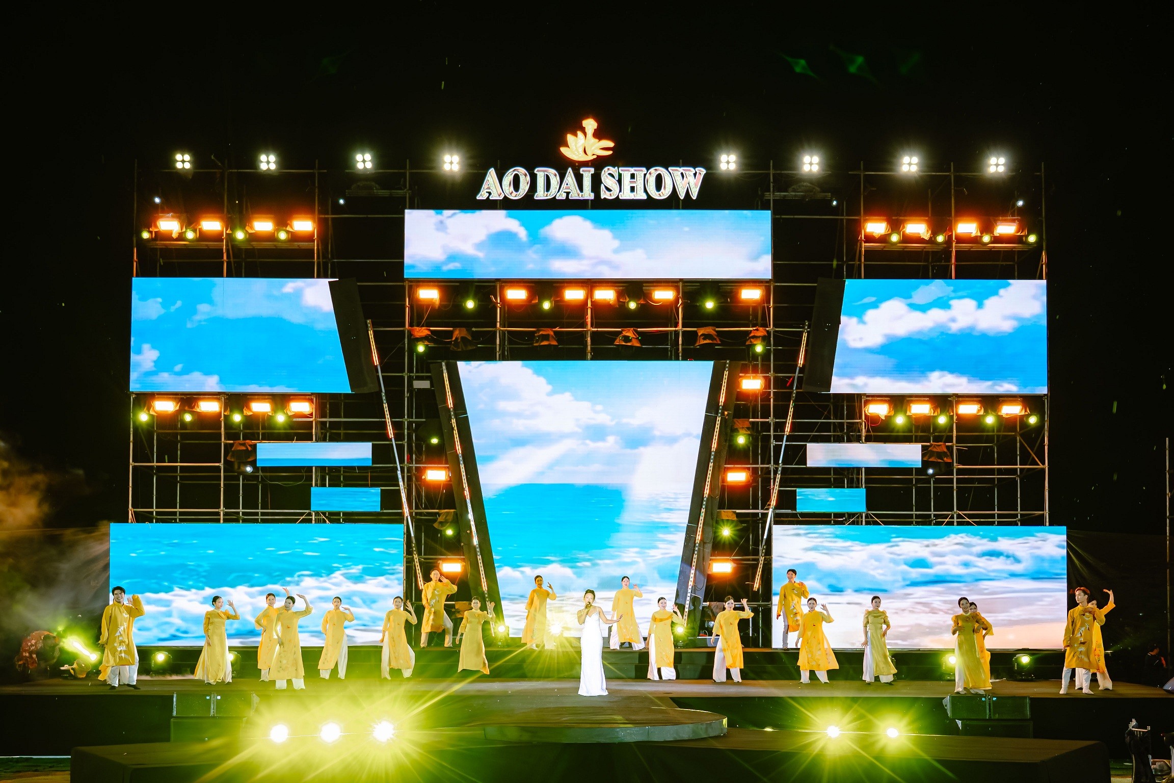 Dàn Hoa - Á hậu tôn vinh tà áo dài Việt nhân kỷ niệm 10 năm 'Áo dài show'