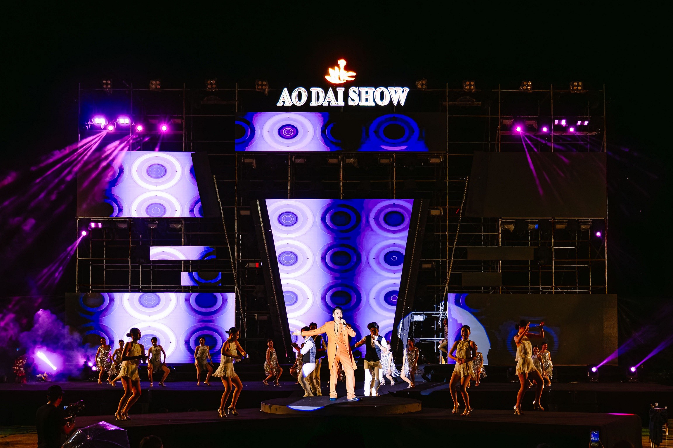 Dàn Hoa - Á hậu tôn vinh tà áo dài Việt nhân kỷ niệm 10 năm 'Áo dài show'