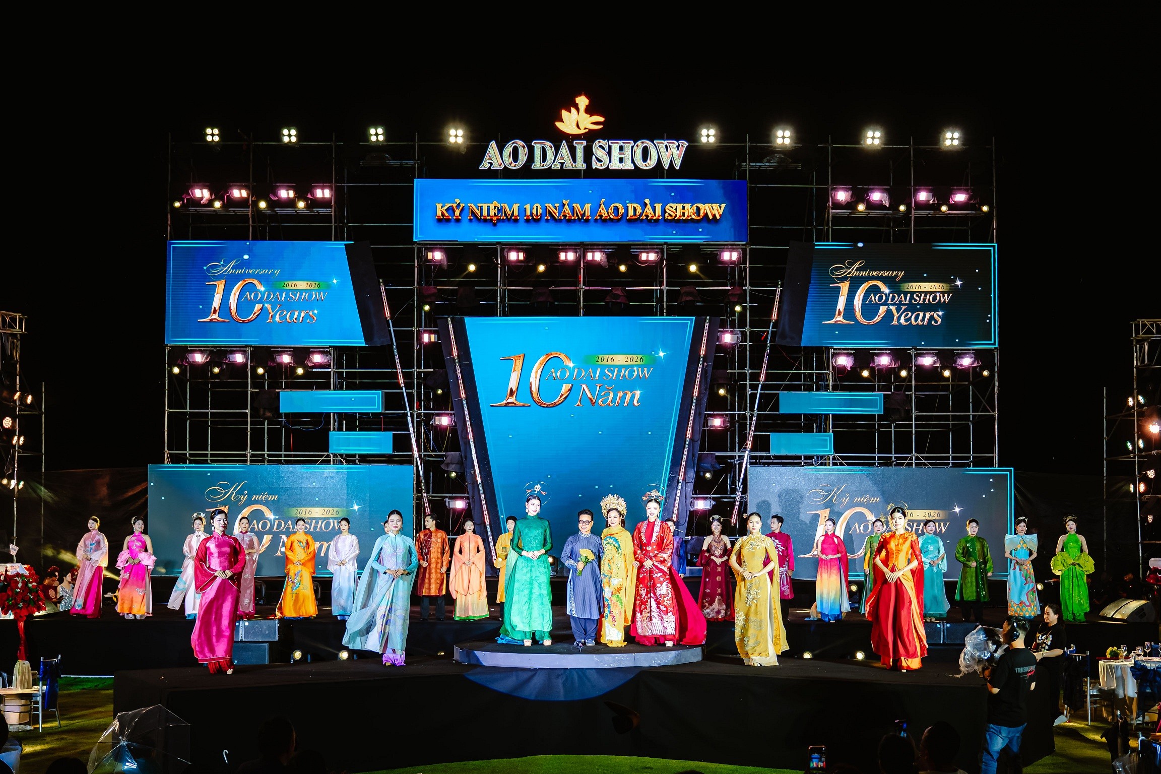 Dàn Hoa - Á hậu tôn vinh tà áo dài Việt nhân kỷ niệm 10 năm 'Áo dài show'