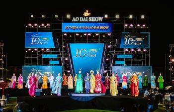 Dàn Hoa - Á hậu tôn vinh tà áo dài Việt nhân kỷ niệm 10 năm 'Áo dài show'