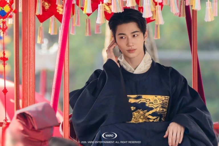 Hành trình 'Perfect Crown' từ tác phẩm được mong đợi thành 'quả bom' tranh cãi