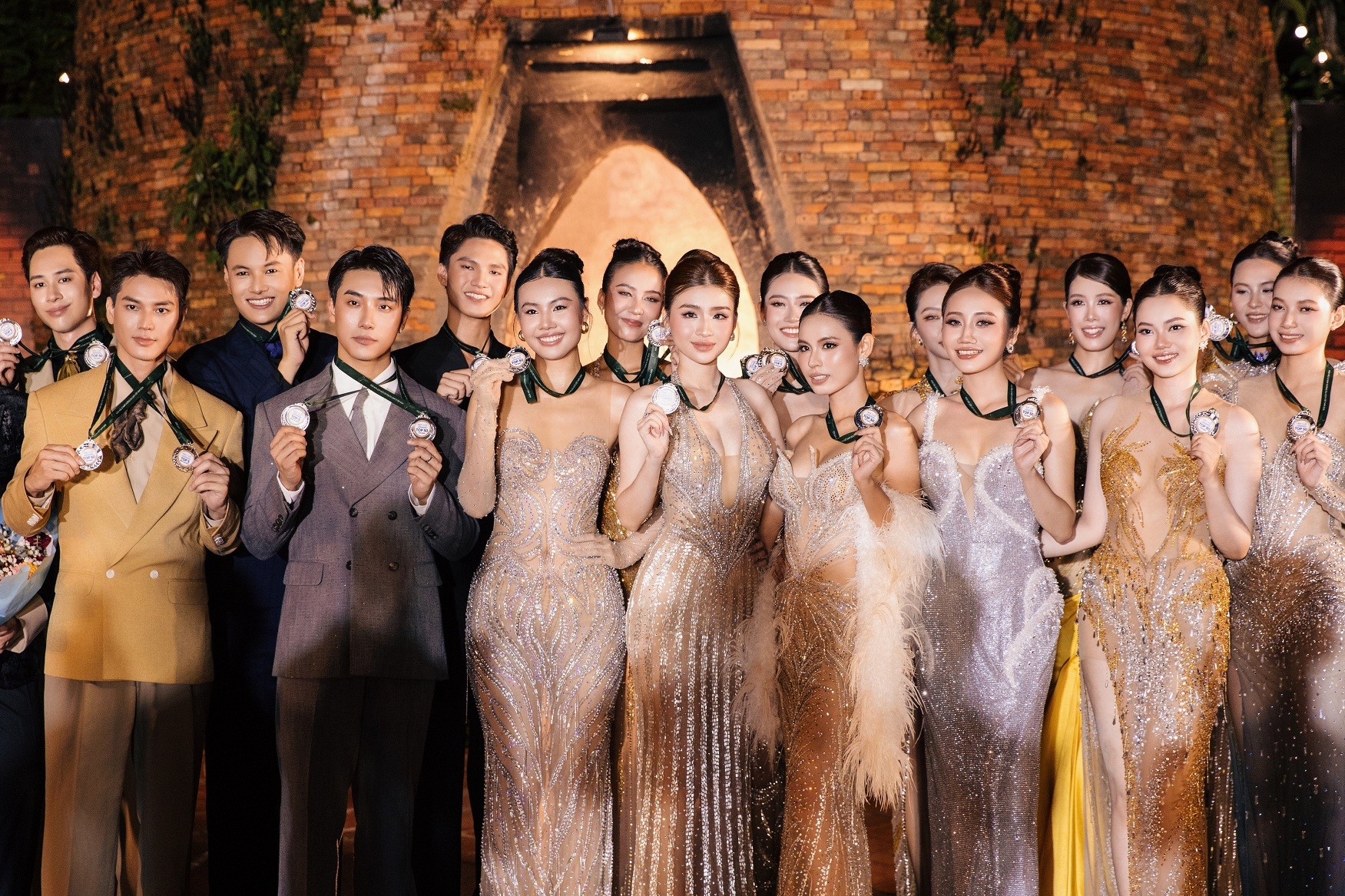 Dàn thí sinh 'Hoa hậu & Nam vương du lịch Việt Nam 2026' khoe kỹ năng catwalk cùng loạt Hoa - Á hậu