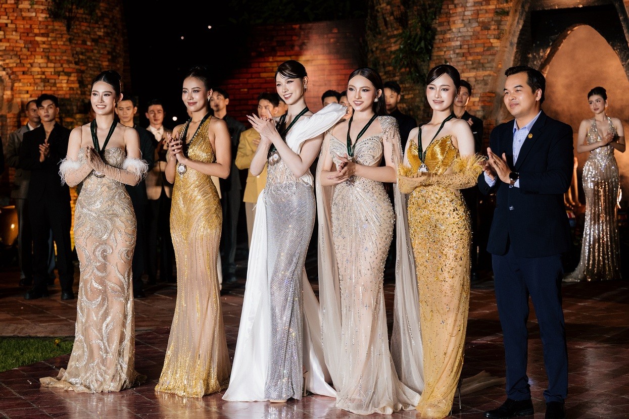 Dàn thí sinh 'Hoa hậu & Nam vương du lịch Việt Nam 2026' khoe kỹ năng catwalk cùng loạt Hoa - Á hậu
