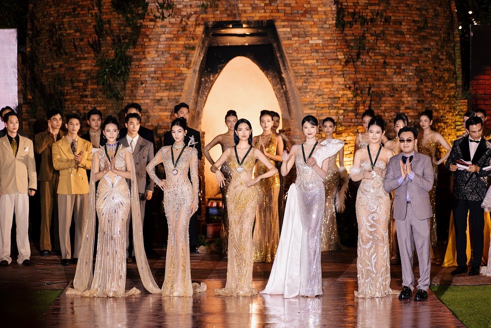 Dàn thí sinh 'Hoa hậu & Nam vương du lịch Việt Nam 2026' khoe kỹ năng catwalk cùng loạt Hoa - Á hậu